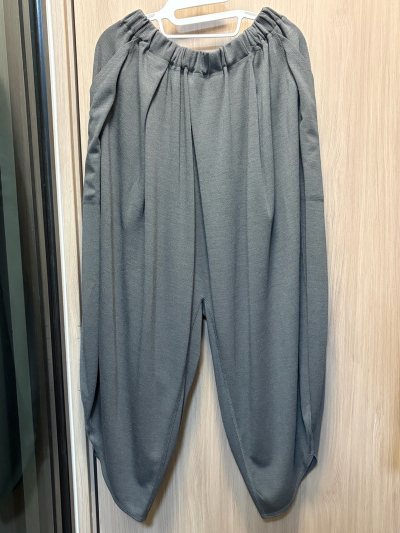 这次又杂七杂八买了很多东西，有衣服、钥匙扣、化妆品，商品和卖家描述一致，成色都非常好，价格相较于国内平台来说非常优惠，年末挖煤姬平台给了很多优惠券使用下来折扣力度很大，而且这次合单发货速度非常快，购物体验特别好