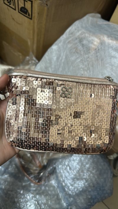 超级漂亮的一只蔻驰亮片小钱包。闪闪发光的巨美！海运物流速度也太快了吧 我没想到。整体来说很满意的，还会再来