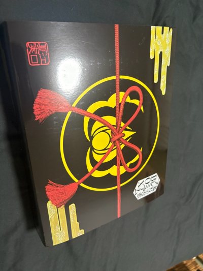 一直想收藏《鬼灯的冷彻》这套CD Box，终于在挖煤姬上找到了！品相描述准确，价格也很合理。从日本卖家那里下单到直邮到手，全程都有物流追踪，非常安心。打包得特别仔细，八角尖尖，完美无瑕。对于这种小众的动漫周边，挖煤姬的平台整合能力真的帮了大忙，不用自己折腾转运。一次...