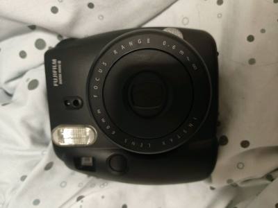 在挖煤姬淘的黑色富士拍立得8圆满下车！实物比图片还好看，纯黑机身简约耐看，握感舒适，挂绳设计出门携带超方便。功能完全够用，自动测光精准，强光弱光都能拍出清晰照片，成片自带复古胶片感，每一张都很有纪念意义。挖煤姬下单流程简单，支付便捷，物流信息更新及时，十来天就到手，...