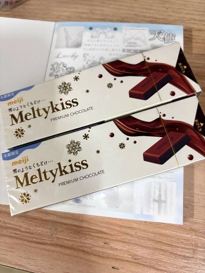 挖煤姬这次海淘的巧克力、粉色围巾和吧唧，每一样都超出预期，必须认真夸一波！巧克力品质在线，外包装完好无破损，防潮密封做得到位，打开就能闻到浓郁可可香，入口丝滑细腻，口感醇厚不齁甜，回味悠长，用料扎实，吃着放心，不管是日常解馋还是节日送礼都很合适。粉色围巾颜值与实力并...