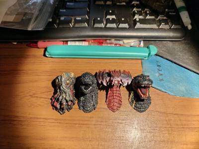 买了一套新的一番赏哥斯拉的怪兽头冰箱贴和一套摊运费的hdm创绝盒蛋，东西都不错，竹蜻蜓性价比也依然挺高，还是挺满意的了。