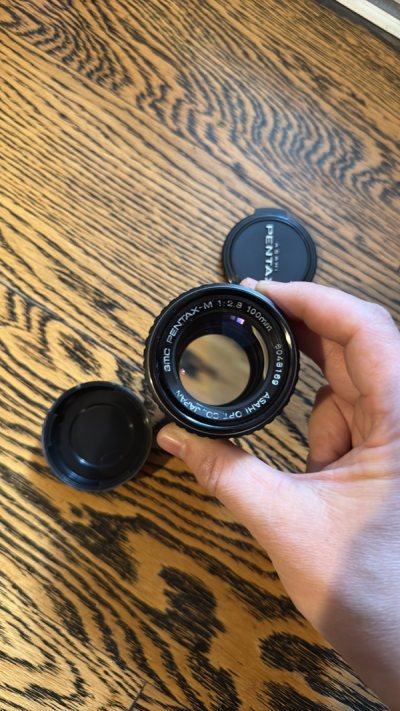 成色很好，锐度高，不可多得的好镜头。宾得 100mm f/2.8 是一款专为135mm全画幅相机设计的定焦镜头，采用精致光学结构设计，具备F2.8至F22的光圈范围。该镜头金属镜身小巧轻便，支持简易防水结构设计，最近对焦距离1m的特性便于拍摄人像 风光 建筑等……其...