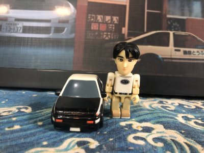 藤原拓海代替父亲藤原文太每天运送豆腐，无意中成长为一个“飘移”高手，并打败了中里毅、须藤京一等赛车高手。此时，藤原拓海的恋爱出现危机，最终他决定加入赛车队，开始一个真正赛车手的生活。