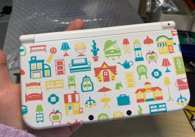 等了十多天，打开包裹的时候被惊艳了
外观很美，屏幕也美，美神降临，几乎没划痕，下屏本来贴了膜，我自己贴了上屏钢化膜，又加了软壳
玩一些古早游戏，有的设计和玩法放现在也很好！裸眼3D效果也很独特。