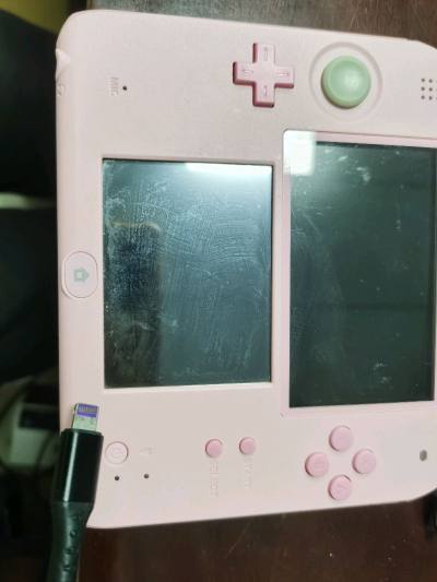 这款粉色2DS真是可爱到心里！糖果般的配色让它成为手袋里的时尚玩伴，轻巧便携，游戏体验流畅。是送给自己的甜美礼物，也是随时随地享受乐趣的贴心掌机。