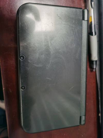 这款高级灰的New 3DS LL，质感太棒了！机身细腻光滑，握感舒适。裸眼3D效果惊艳，大屏游戏体验满分，是兼具优雅与实力的游戏伙伴。