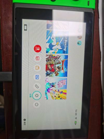 switch电池升级后，出门在外也不慌,从客厅电视到掌上模式无缝切换，红绿色配色，活力满满！续航超持久，无可替代的惬意时光。喜欢