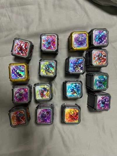 本次的购物体验也是非常良好
今年的最后一箱日淘快递也是收到手了
这次日淘到了国内价格比较贵的奥美迦的一些限定星石 每个都非常好看 还有亚刻的一些食玩和扭蛋的魔方 价格也是十分不错
还有仅拆的赛罗dx眼镜盒赛罗手镯
明年新的一年会继续使用挖煤姬的！！