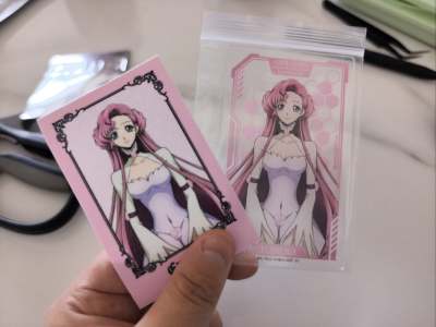 在骏河屋切了一盒布贴纸和亚克力卡，保护措施很好，塞在一个大箱子里，塞满泡泡纸寄来的www
亚克力卡是拆开过的，布贴是没有拆的，美味的谷子，美丽的尤菲sama