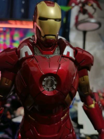 这次购买的是hottoys的老玩具钢铁侠mark6 挖煤姬的打包挺好的，送到手上盒子没有变形，玩具很爱