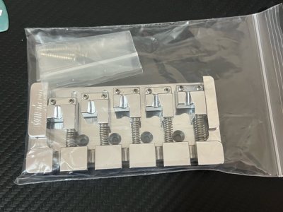 找了这款日产的贝斯琴桥很久，终于给我蹲到了。分量很沉，成色很新，很衬我的琴，接下来就是找个师傅量好尺寸重新开孔安装了！