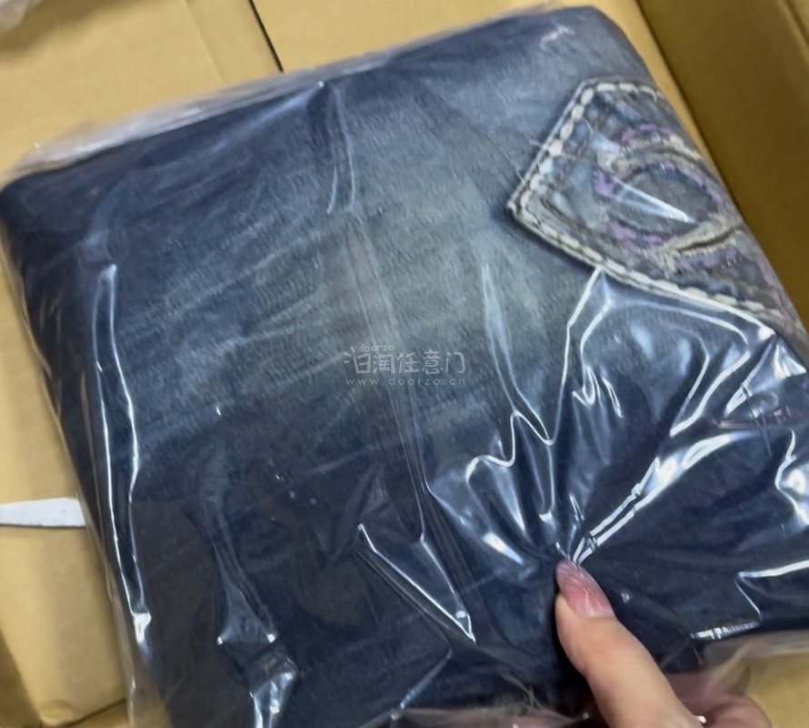 挖到宝啦！这条Red Pepper 的复古微喇牛仔裤真的戳中我～做旧水洗的蓝调超有年代感，裤身的磨白和猫须纹自然又不刻意，背后的刺绣字母+拼贴口袋设计超吸睛，星星和铆钉的小细节也超有个性，微喇版型还能悄悄拉长腿型，复古辣妹风直接拉满，穿起来又酷又飒！