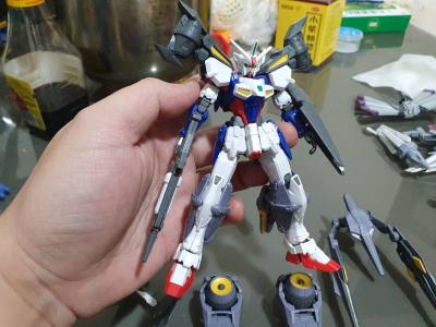 几个00系高达，hg京宝梵，mg京宝梵，tv金异端，一个w外传，彩透hg飞翼零式原型机，还有一堆小零件，基本都是屍體，加上运费三百多，基本不亏不赚吧