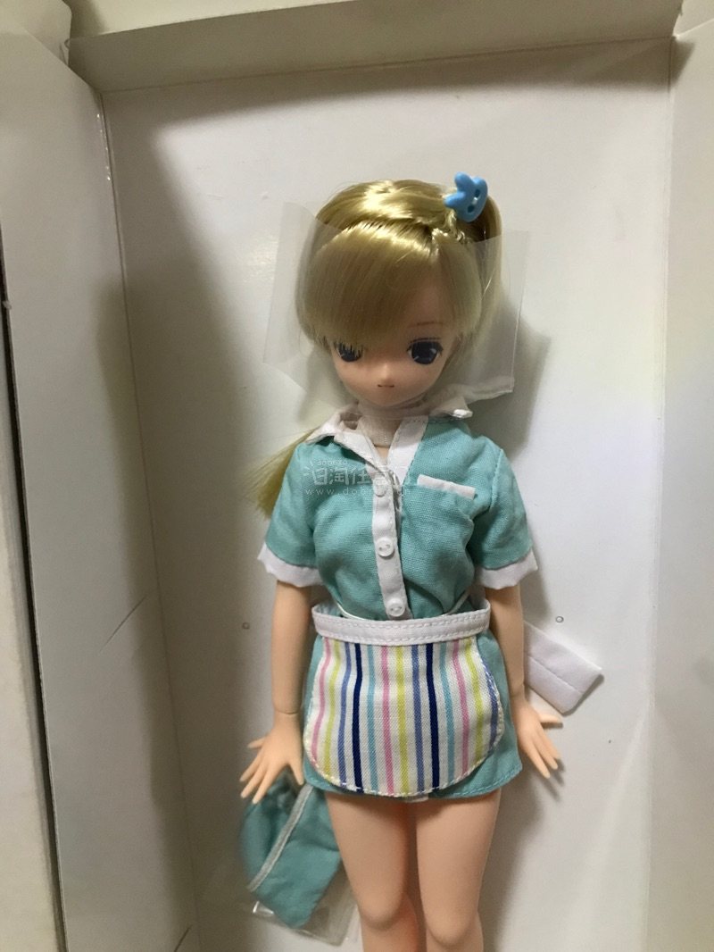 这是我在日淘软件挖煤姬上海淘一个年末好物Azone 1/6娃娃冰淇淋售货员里杏，收到后发现鞋子是坏的，而且没有轮滑鞋 (ローラースケート シューズ) 售货员服装是蓝色的很清新，虽然这样但是娃娃很可爱，还是把它作为年末好物分享给大家，这位俏皮可爱的轮滑冰淇淋售货员里杏...