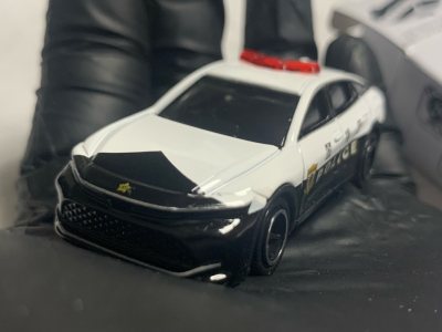 终于入手了这台Tomica 2025年大楼联动活动（Tomica Building Connection Campaign）的特注款！主角是经典的丰田皇冠警车。
虽然是活动限定品，但做工一点都不含糊。经典的黑白熊猫色涂装非常正，漆面光泽度很好。盒子上的“2025”字...