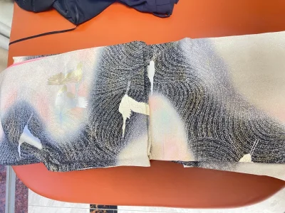 这件和服非常新，跟卖家描述一致，肉眼无暇。银箔这种容易脱落的材质也没有脱落，整件非常闪！比商品图好看太多，仙鹤上也用了银线去绣。商品图还吞了云纹旁边的彩霞，到手非常惊艳，仙气飘飘。然后快递也是如期到达，非常满意～