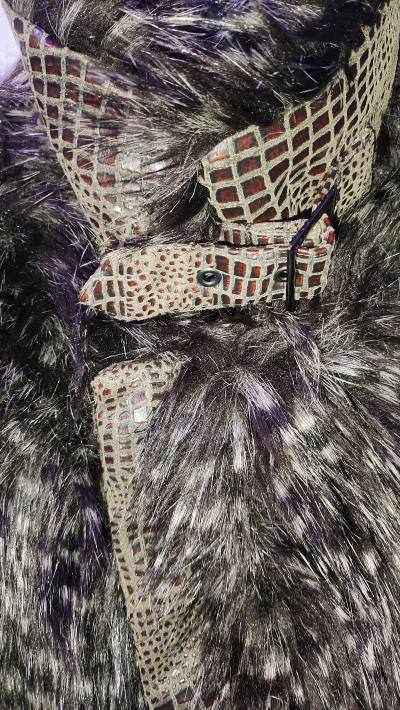 这款棕调做旧质感的夹克太有复古腔调了，仿麂皮的斑驳纹理自带复古机车风，毛领和下摆的毛边设计不仅增加了层次感，还让硬朗的版型多了几分柔和的暖意，金属拉链的细节又添了利落的酷感，上身特别有美式复古的氛围感。
版型剪裁利落，做旧的棕色调特别衬肤色，毛领的质感很饱满，把休闲...