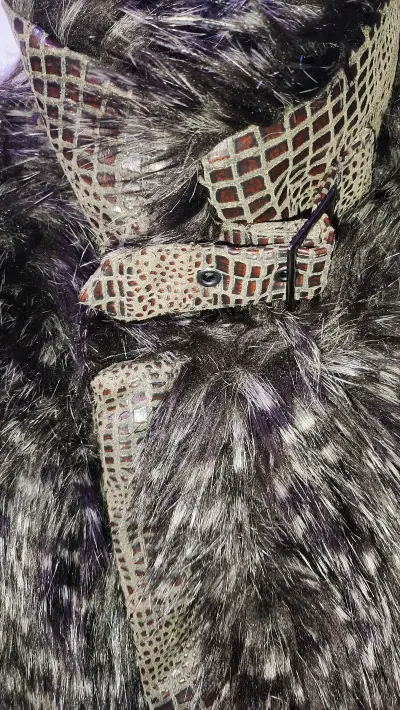 

 这件皮草大衣的毛质看起来蓬松又有光泽，深浅交织的纹理高级感拉满，宽松的版型自带慵懒随性的气场，不管是搭简约内搭还是利落的衬衫，都能穿出大气的时髦感。
整体的毛面纹理层次丰富，深调的配色低调又显贵，翻领的设计修饰颈部线条，长款的版型还能修饰身形，妥妥的冬日气场单...