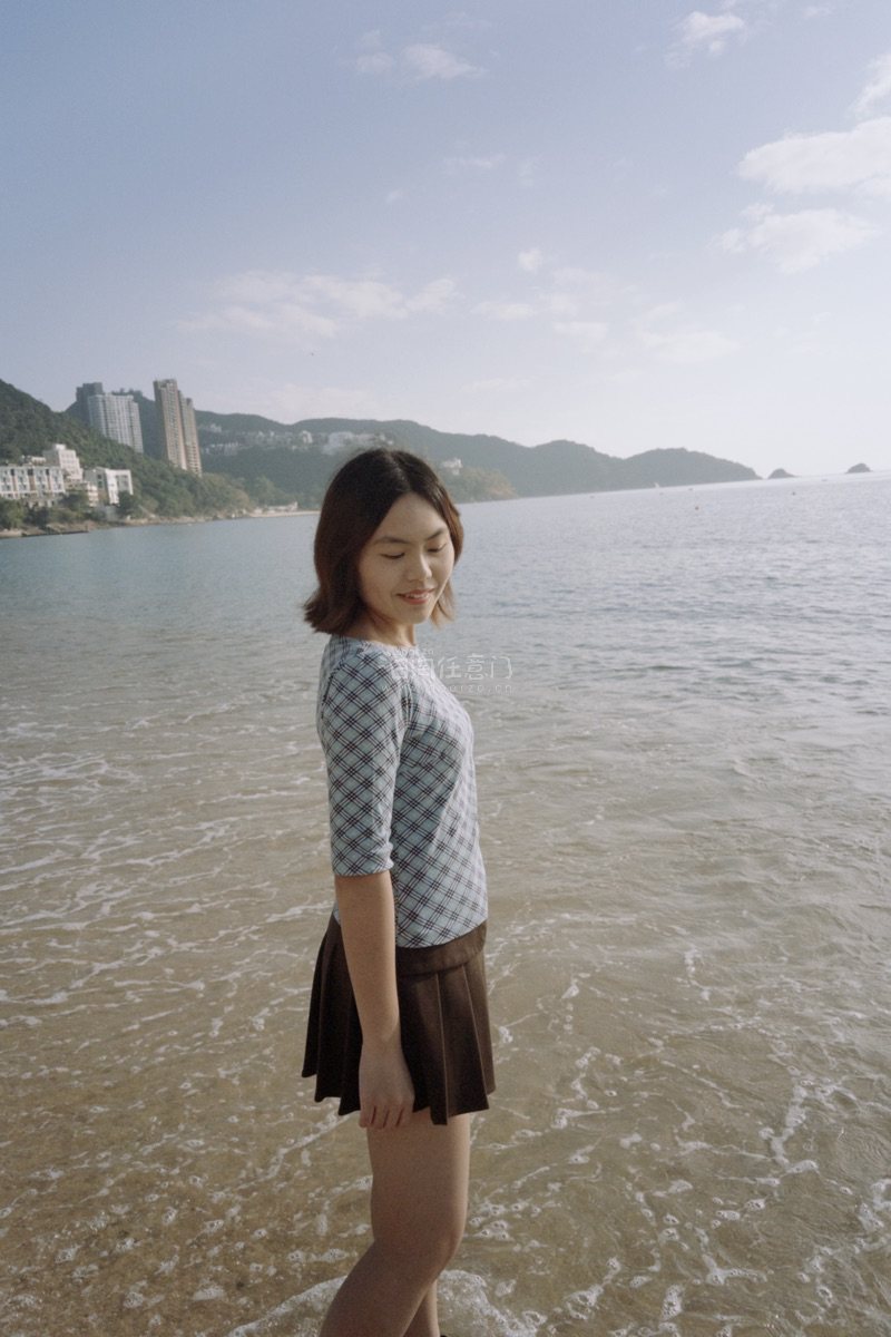 穿着在挖煤姬淘到的超好版型Burberry蓝色一字肩上衣去浅水湾玩啦～Burberry蓝+浅水湾的海蓝好配！
第二次在挖煤姬海淘了，越来越得心应手～海淘过程非常简易方便，邮费也合理（即使算上邮费，花200+软妹币就能买到品相这么好的Burberry上衣也很划算了）。...