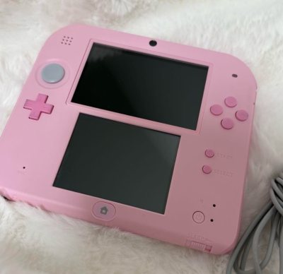 买到了一台超超超超超超级可爱的粉色2ds，运气好好，很完美成色超级新，自己咕了一下也太好了了吧，好喜欢