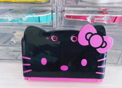 超级喜欢我这个猫猫壳，就是因为这个猫猫壳让我买了老大三，那两个小眼睛真是太太太可爱了！
还有就是玩了5年才知道可以换主题！！！
