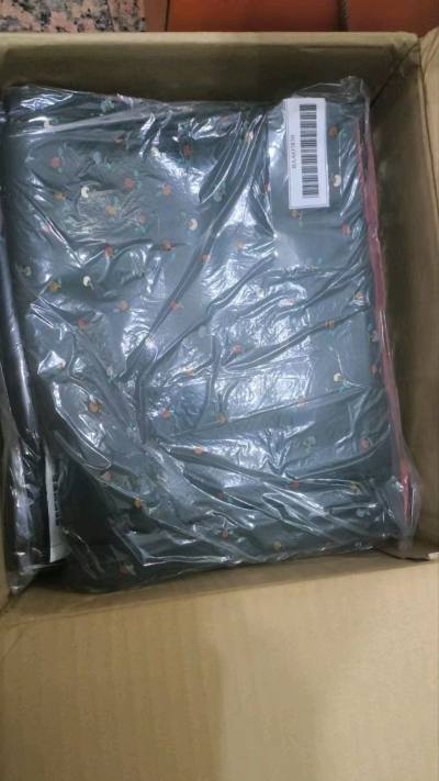 收到的中古正绢和服比照片好看很多，军绿色底橘子柄小纹日常又活泼，黑留袖很重磅，飞鹤纹很精致，还有织金工艺。购物体验很好。
