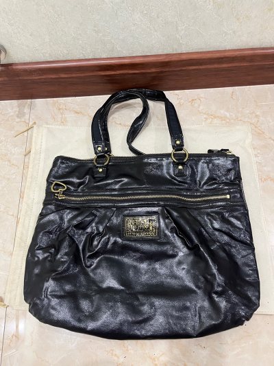 被挖煤姬的海淘体验彻底圈粉！一口气入手三个中古包，从选品到收货全程惊喜拉满～ 中文界面+自动翻译对日语小白太友好，商品成色标注超细致，五金磨损、内衬状态都写得明明白白，收到的实物和描述完全一致，皮质细腻、五金光亮，清洁得毫无异味。选了合单服务超划算，省下不少运费，包...