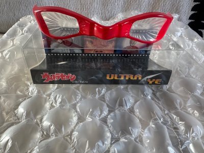 这次在煤炉买了一盒赛文奥特曼变身眼镜  是由模型道乐出品的比较早期的商品  做工非常好 不是国内那些盗版能比的  还用了平台送的优惠券 省了一些钱  物流选择了竹蜻蜓快递  这次还挺快的到手  很不错！