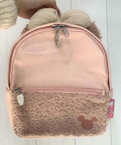 在挖煤姬上购买东迪雪莉玫双肩包的体验非常好！包包做工精致，毛绒质感柔软，粉色蝴蝶结和可爱表情完全还原，容量也很实用，背出门回头率超高。达菲双肩包同样令人惊喜，咖啡色小熊造型萌趣十足，面料厚实，细节处理到位，双肩带设计背着很舒适。两个包包装运过来都有仔细包装，包包状态...