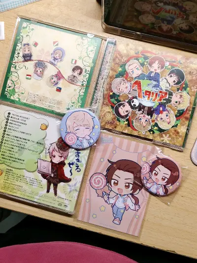 这次使用的依旧是挖煤姬的煤炉站点和雅虎拍卖站点。购入了黑塔利亚的棒棒糖吧唧和两张音乐cd
用了平台的积分抵运费，走小航空路线很快就到了，赶在2026年收到真好www