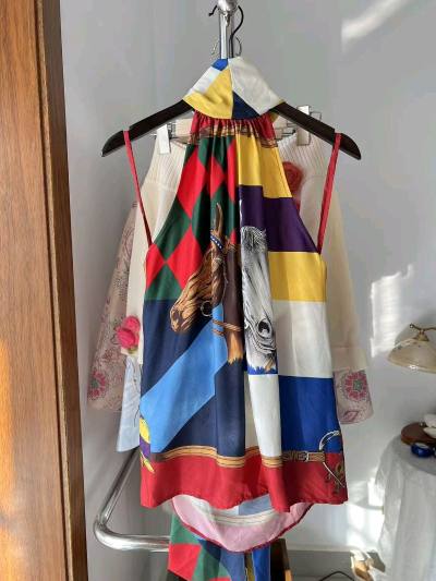 在挖煤姬淘了好多古着衣服呀，都很惊喜，香香的，很漂亮，太宝藏了，挖煤姬是我用过海淘软件里最好用的，比较方便，值得推荐