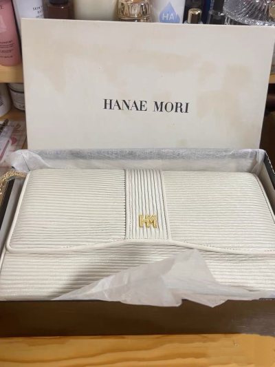 我在挖煤姬本年度最喜爱的商品-森英惠羊皮小包包，这次使用的竹蜻蜓路线，发货一共用了18天时间，到手状态非常好，我使用的最多的附加服务是留言，挖煤姬提供免费留言服务，可以咨询商品状态和议价，我今年在挖煤姬/挖煤姬省了很多多米，对2026的自己的新年祝福：切好价切到...