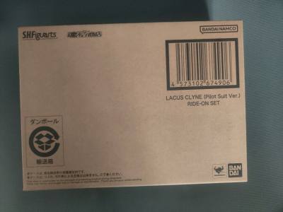 本次购买的是万代推出的shf系列拉克丝驾驶服版。作为高达seed系列的女主，一直深受我的喜爱，因此第一时间拿下。通过挖煤姬发放的优惠券，以一个非常不错的价格拿下。运输方面使用了竹蜻蜓的物流方式，既优惠又便捷，是海淘运输的首选，包装也非常给力。