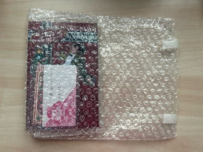 这套小卡和立牌，在发售日就以当天最低市场价下单了，虽然知道一周以后市场价会降到一个稳定值，也还是因为不拍心神不宁而拍下来了。

因为小卡的商品图有小部分遮挡，所以选了入库前拍照服务，卖家很快发货了，我开始担心如果用打开商品包装拍照，会把小卡从卡膜中取出拍照，于是抱着...