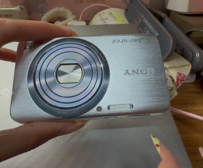 我的2025海淘年度报告
2025年的海淘之旅，被挖煤姬承包了满满的惊喜！今年最得意的海淘战利品当属索尼w630，心心念念的复古卡片机终于到手，到手的成色超棒，拍出来的照片质感直接拉满，完全超出预期～

靠着挖煤姬的海淘服务，我还解锁了“科技宅力觉醒者”的2025购...