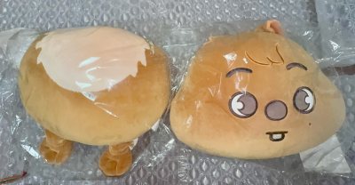 终于下手买这两个阔卡抱枕！刚好12.31日收到，对于我来说是非常好的2026新年礼物?抱枕质量很好，摸起来超舒服，很软也不怕脏！就是日本运过来的运费让我心痛?两个抱枕130元的运费，如果运费能低于一百就完美了。