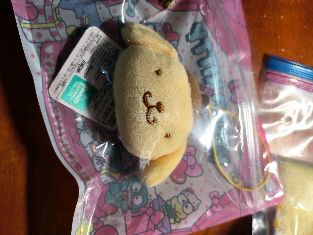切到了布丁狗温泉限定的毛巾，还有挂件，这个钥匙扣出奇的大哈哈，还有几个文具也很值，都用泡沫纸包装的很好！