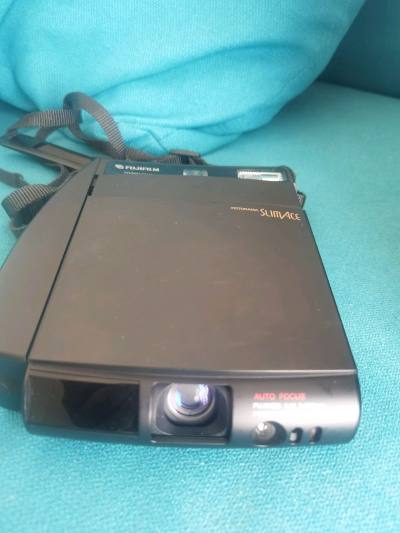 在外面机上面淘到了这个机子，已经是30多年前的拍立得了。但是经过改造之后，仍然可以拍摄富士在场的相纸sq。镜头很锐利，出片我也很喜欢。强烈安利这个好机子！