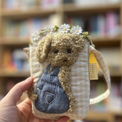 这款小熊布艺小包也太可爱了吧！立体的小熊造型搭配清新的小花装饰，面料摸起来软软糯糯的，做工特别精致，细节处处理得很到位，日常装口红、耳机这些小物件超合适。平台的代购服务也特别靠谱，物流更新及时，客服回复也很耐心，下单后没多久就收到货了，整个购物体验超棒，以后还会继续...