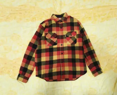 在挖煤姬淘到一件COOTIE PRODUCTIONS 羊毛衬衫，美式复古风格，粗呢羊毛尼龙混纺，质感无敌。




