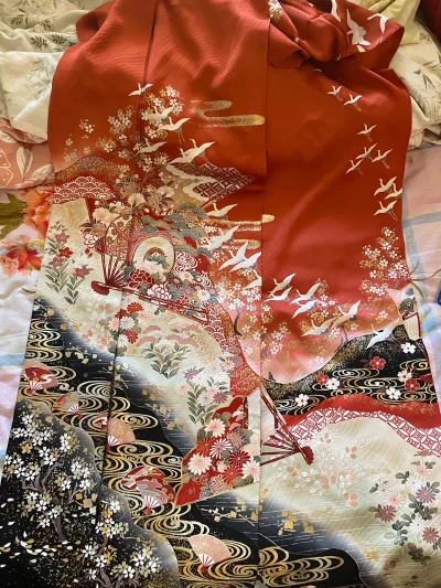 这次收到的是一件橙色的振袖和服，图案精致美丽，有盘金绣，状态也很好，价格实惠。挖煤姬下单超级方便，购物流程简单便捷，物流选择也多，这次用的小航空，很快就收到了，打包也很可靠，非常满意的一次购物