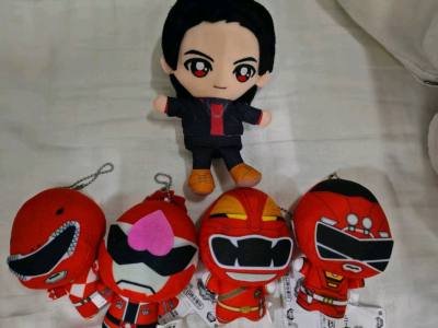 在挖煤姬又切了一单，这次也一样走了小航空，包装依然结实。很开心切到了喜欢的毛绒和毛巾周边，还有带了好多芯片的收纳册，挖煤姬的发货速度超快服务超好，下次还用挖煤姬