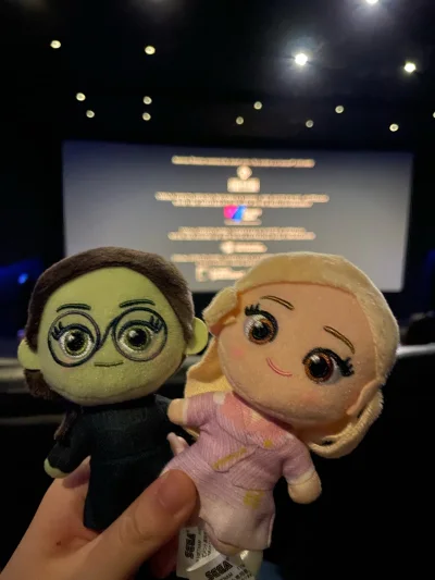 切到了两只好价wicked抽赏娃娃，绿粉特别萌呀，收纳袋也是很新很好看很好价，刷到链接就赶快来挖煤姬买了。这次使用了积分抵扣运费，运费才花了5块钱，迷恋上五元运费。没有选去掉原包装，因为运费很低，打包员没有去掉原包装就打包了。