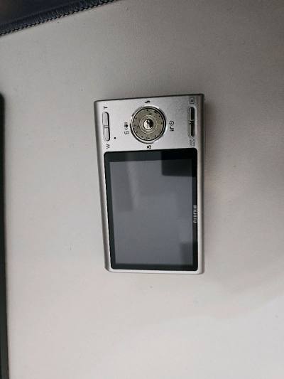 富士z100fd到货啦！成色很赞，复古颜值深得我心。开机试用一切正常，照片色彩果然是富士味儿。发货速度快，包装用心，是一次非常愉快的购物体验，推荐！