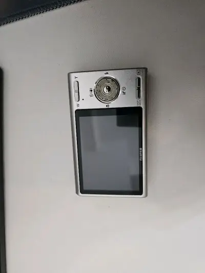 富士z100fd到货啦！成色很赞，复古颜值深得我心。开机试用一切正常，照片色彩果然是富士味儿。发货速度快，包装用心，是一次非常愉快的购物体验，推荐！