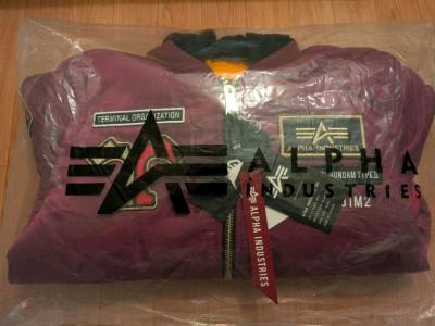 又是一次愉快的购物体验，STRICT-G X ALPHA的联名款MA-1在国内是比较难买到的，而且这个也是我喜欢的阿斯兰款，刚好和之前的基拉款凑成一对，感谢挖煤姬团队的代购服务，下单快，拍照也认真。下次买衣服继续选挖煤姬。