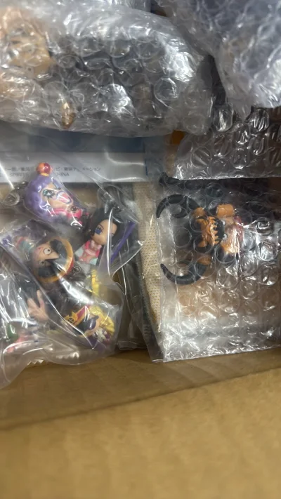 这套强者世界黑衣已经是2010年的老物了，很开心在挖煤姬上淘到他们，即使历史悠久，但做工还是挺不错的，对比再版更值得收藏