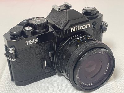 尼康FM2，在胶片圈可谓大名鼎鼎，无人不识，这是我淘的第三台，战斗成色，但是功能完好，耐用方面名副其实，是一台非常值得拥有的机器！这次还用上了折扣券，到手价格也很合理！