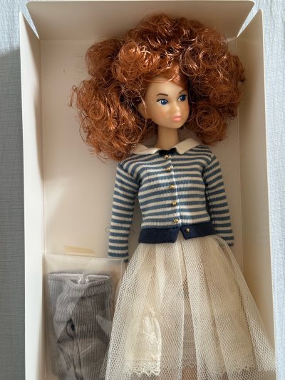 又一次买娃娃完美下车，物流很快，包装的也很好很严实，东西没有损坏，盒子也四角尖尖，赞赞！继续买新娃娃咯！